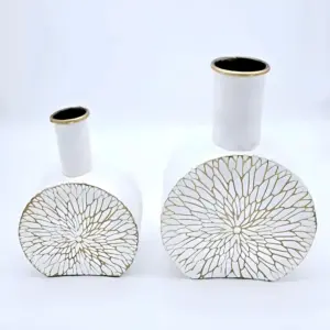 אגרטל מתכת לבן זהב בעיצוב דקורטיבי