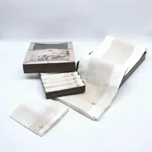 מפה אלגנטית עם רקמת מונוגרם זהב