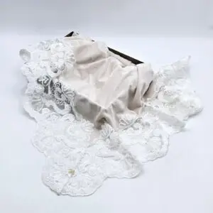 מפת קטיפה עם סיומת תחרה בסגנון וינטג'